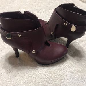 Unlisted by Kenneth Cole Size 8 - Plum